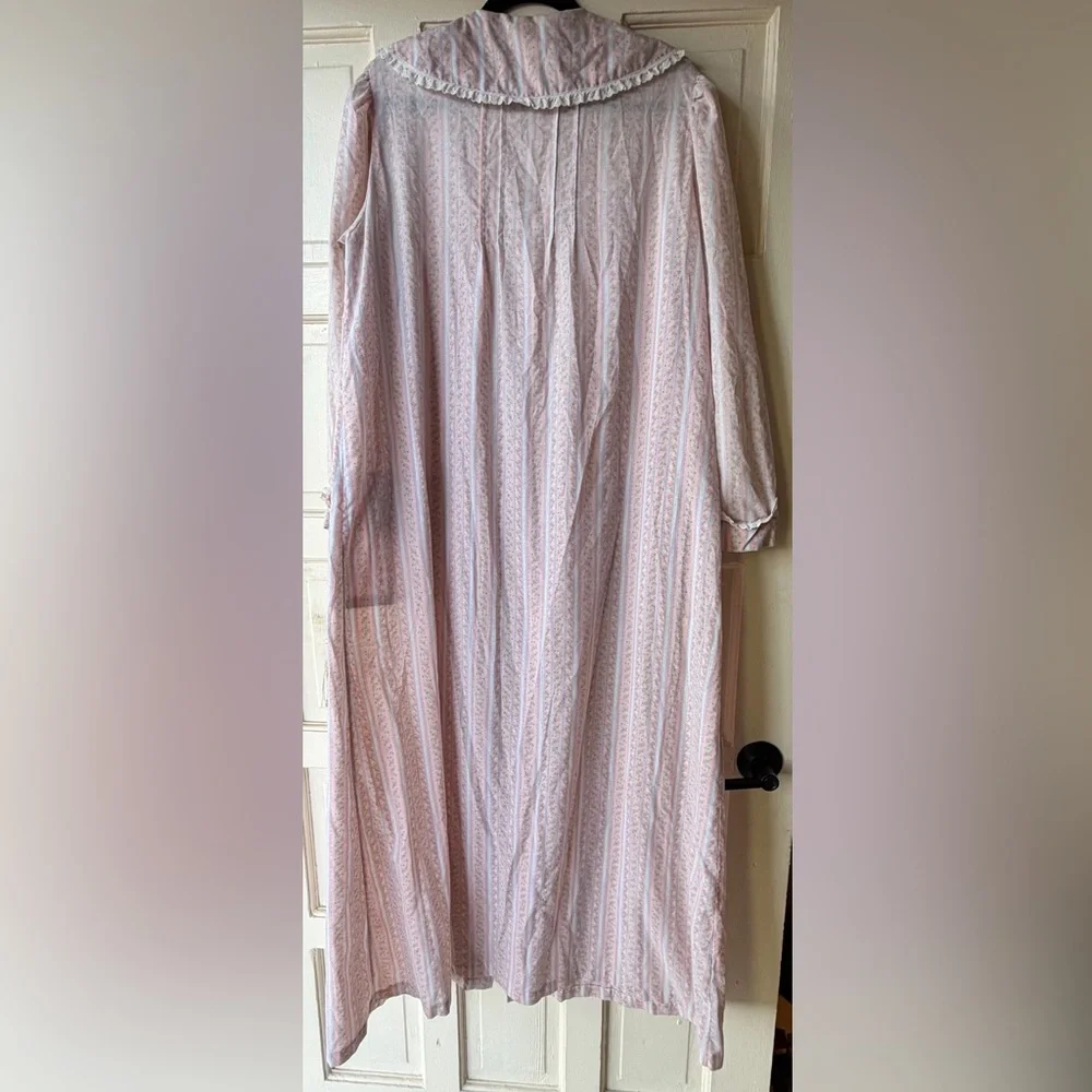 Vintage handmade nightgown - Picture 2 of 4